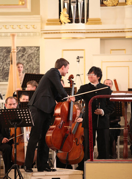 Tomasz Daroch (cello, Poland) thanks the conductor (Kah Chun Wong, Singapore)